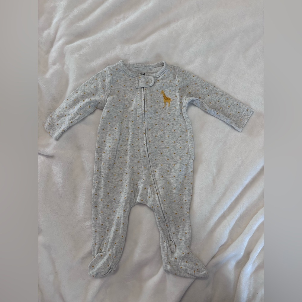 ✨Carters 0-3 giraffe and hearts footed sleeper✨